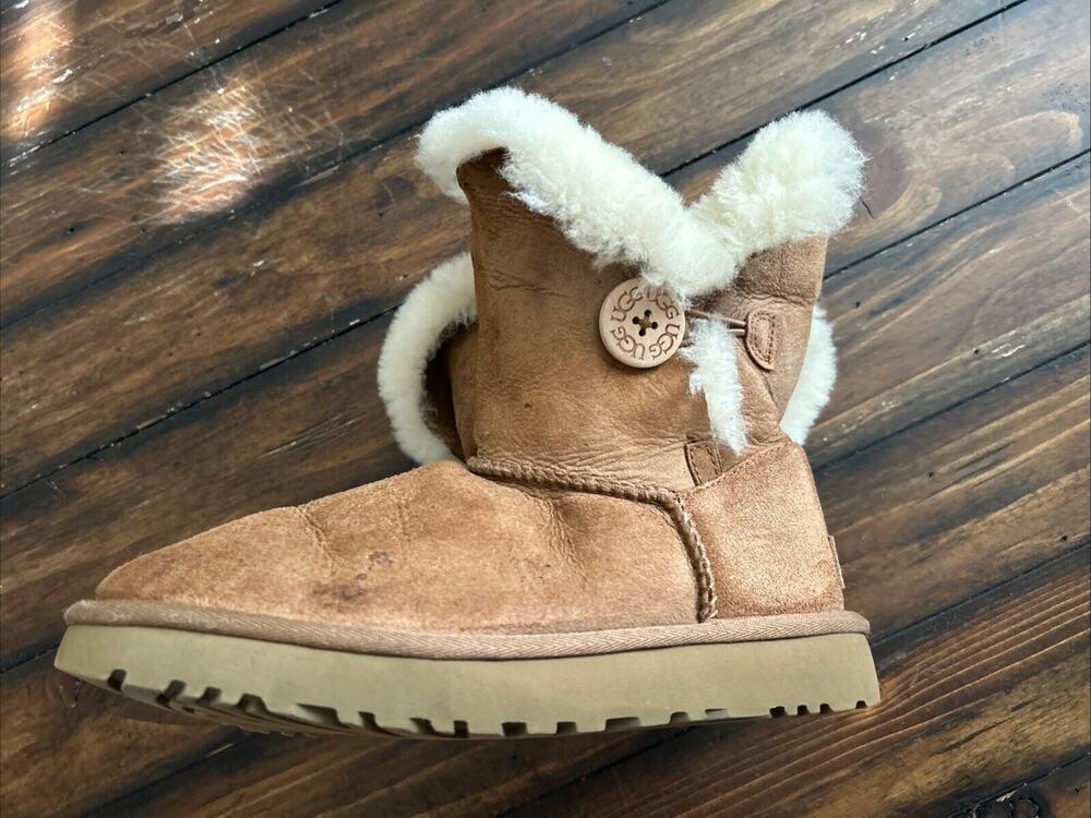 UGG 1016226 Bailey Button II Women's Boots Size 6 US Chestnut Fur Lines